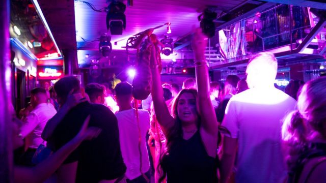 Jóvenes bailando en el club nocturno Fibre en la ciudad de Leeds.