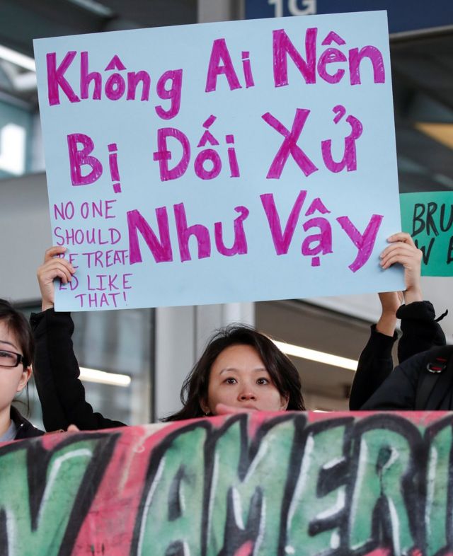 亞裔群眾於芝加哥奧黑爾國際機場聯合航空櫃台前集會聲援被毆乘客陶成德（11/4/2017）