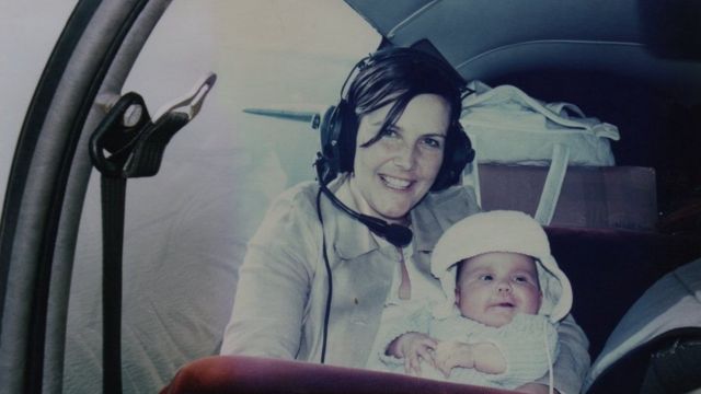 Zara Rutherford de bebé con su madre en un avión.