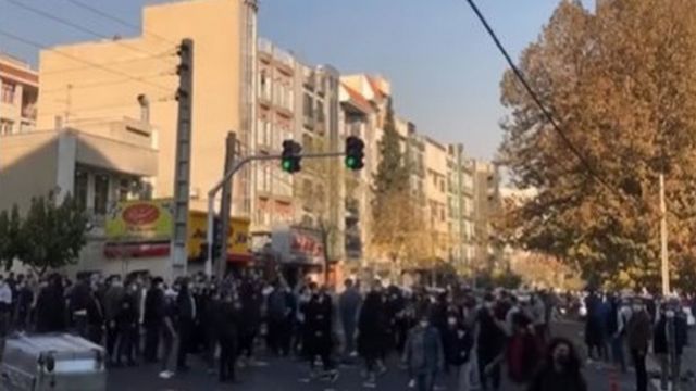 معترضان در یکی از خیابان های تهران شعار «امسال سال خونه، سیدعلی سرنگونه» سر دادند