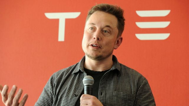 Elon Musk, fundador da Tesla e novo proprietário do Twitter, fazendo um discurso