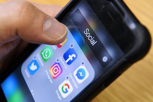 Media sosial menawarkan banyak manfaat, tetapi juga mengandung bahaya kebocoran data pribadi.