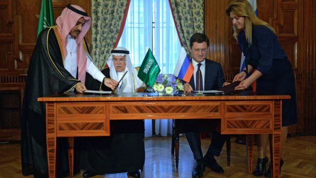 Министр энергетики РФ Александр Новак и глава министерства нефти Саудовской Аравии Али аль-Наими во время подписания документов