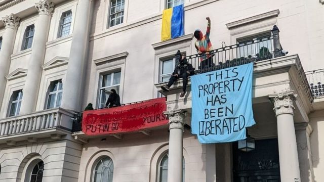 A Polícia Metropolitana observa manifestantes ocupando um prédio em Belgravia
