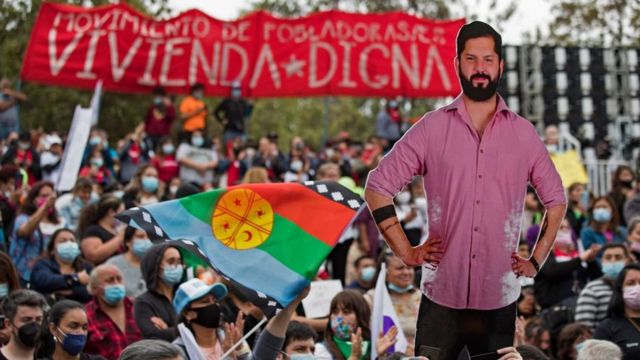 People at a political rally in favor of Gabriel Boric in Santiago