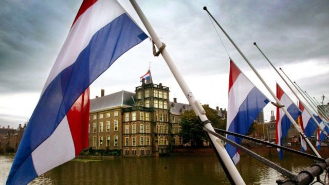 Barco con banderas neerlandesas en La Haya, Países Bajos.