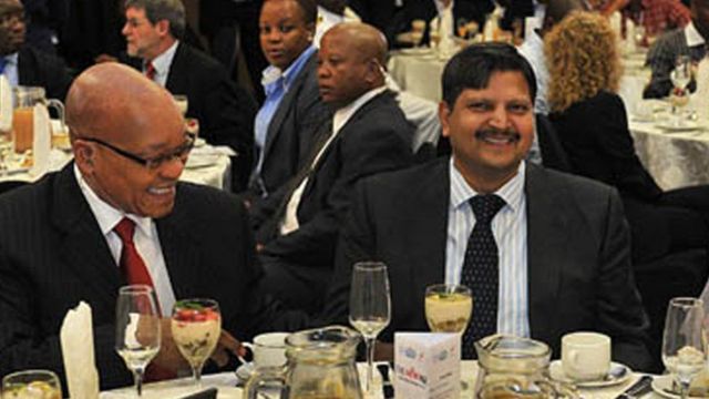 رئيس جنوب أفريقيا السابق جاكوب زوما يجلس مع أتول غوبتا في صورة ترجع إلى عام 2012