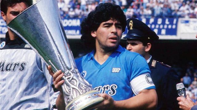 Maradona con un trofeo