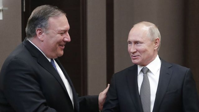 Mike Pompeo y Vladimir Putin