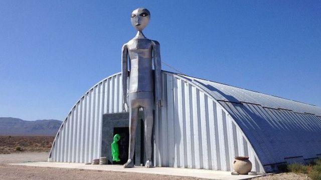 El llamado Centro de Investigación de Alienígenas es una tienda de souvenires situada en el extremo sur de la carretera.