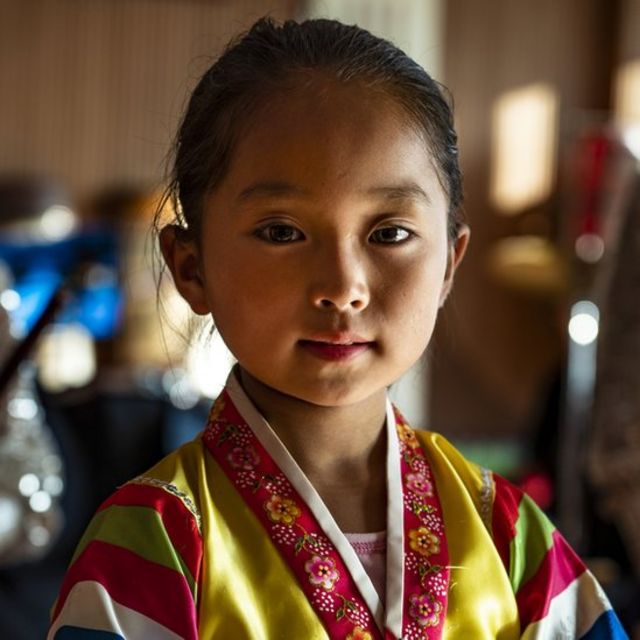 Hoeryong'da geleneksel kıyafetler giymiş bir kız