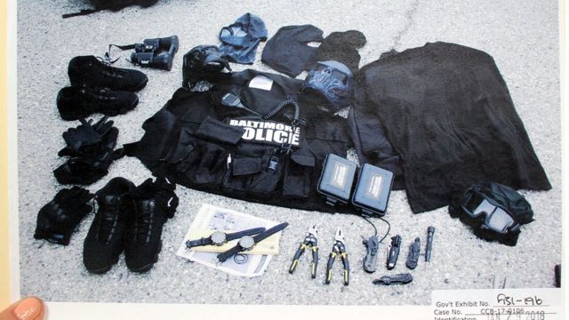 Coturno, máscara e roupas pretas usadas para invadir casas