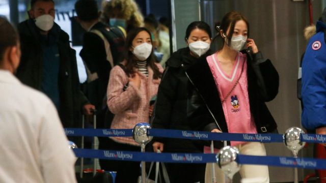 意大利米蘭馬爾彭薩機場的中國入境旅客排隊接受新冠核酸檢測（29/12/2022）