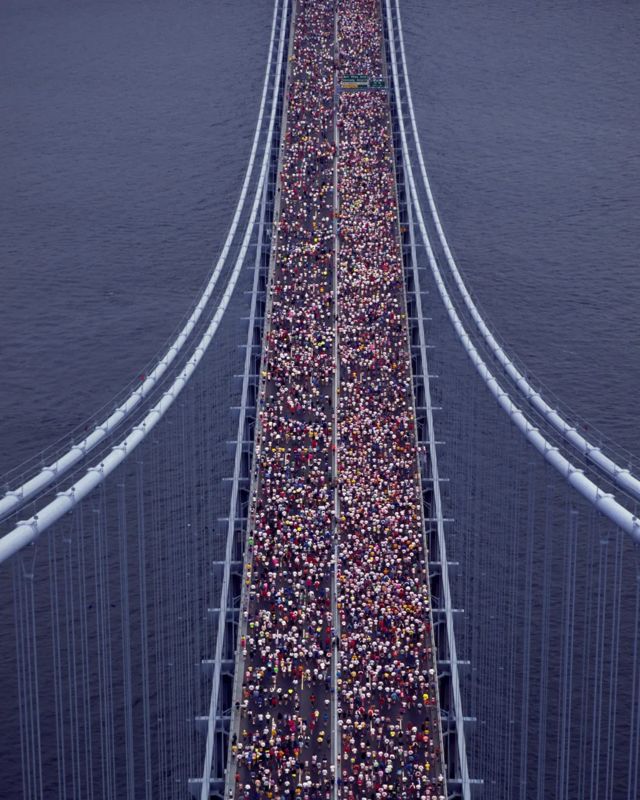 Imagem aérea de uma maratona sobre uma ponte