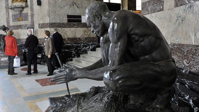 Une sculpture d'un homme africain est exposée au Musée de l'Afrique centrale (MRAC) à Tervuren dans la banlieue de Bruxelles le 9 octobre 2013