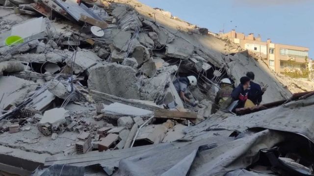 Um edifício ficou destruído após o terremoto sacudiu a costa do Mar Egeu da Turquia