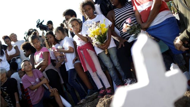 Crianaças durante funeral de Vanessa dos Santos, 10, vítima de bala perdida