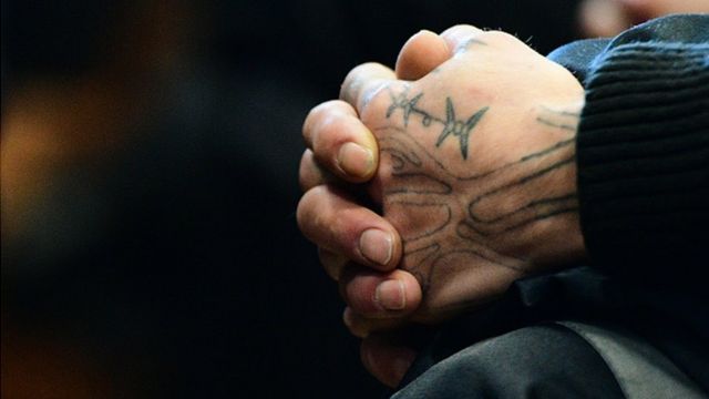 Руки в тюремных татуировках