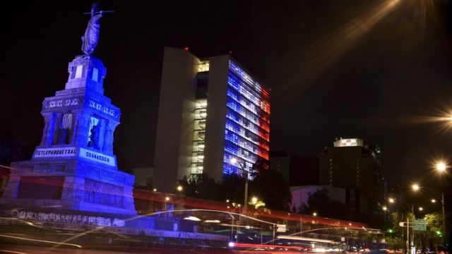 El edificio del Senado de México iluminado con los colores de la bandera de Francia, en solidaridad con las víctimas del ataque en Niza