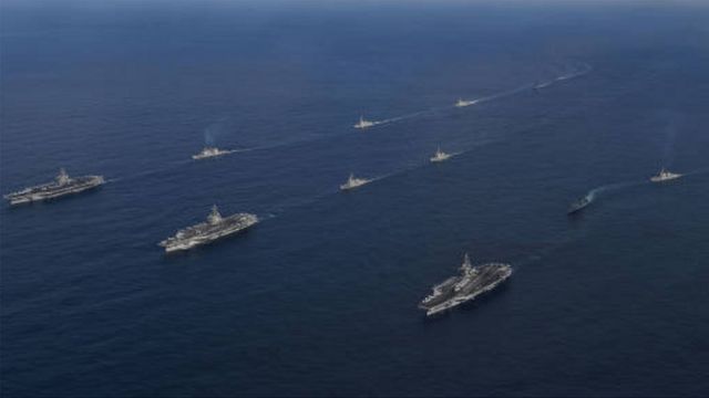 Hàng không Mẫu hạm Mỹ USS Nimitz (trái), USS Ronald Reagan (giữa) and USS Theodore Roosevelt (phải) trong cuộc tập trận tại Biển Đông tháng 11 năm 2017