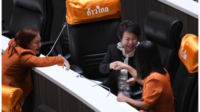 เพื่อนร่วมพรรคร่วมแสดงความชื่นชมนางอมรัตน์ หลังอภิปรายจบ