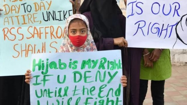متظاهرات ضد منع الحجاب في المدارس