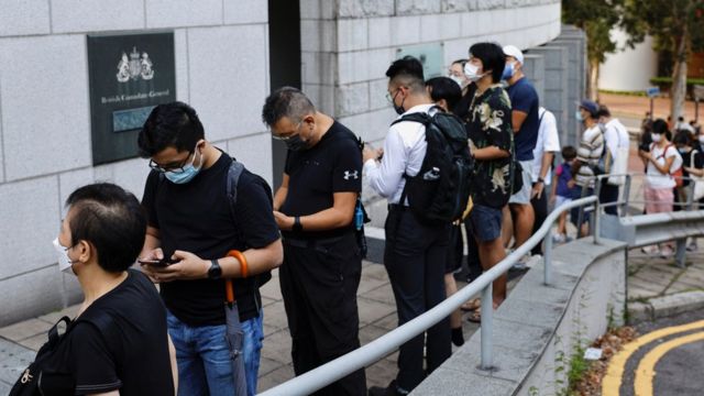 香港市民在英國總領事館外排隊等候入內簽署吊唁冊（9/9/2022）