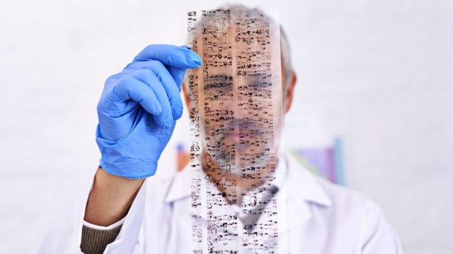 Científico mirando una secuencia genética