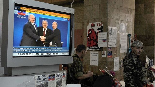 Телевизор, показывающий канал "Россия 24" в Донецке в 2014 году
