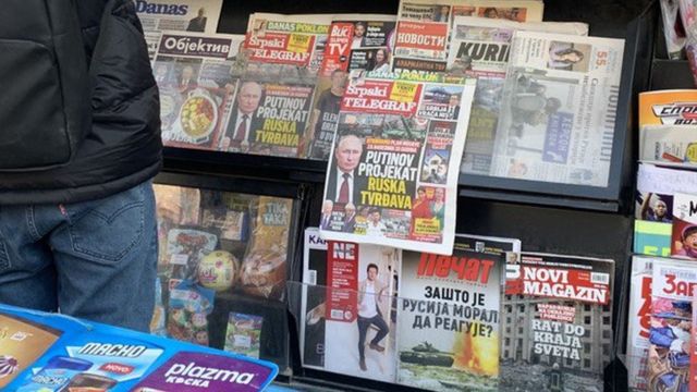 Un kiosko de diarios en Serbia