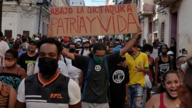 Protestas en Cuba: de dónde surgió el lema &quot;Patria y vida&quot; que se usa en las manifestaciones contra el gobierno - BBC News Mundo