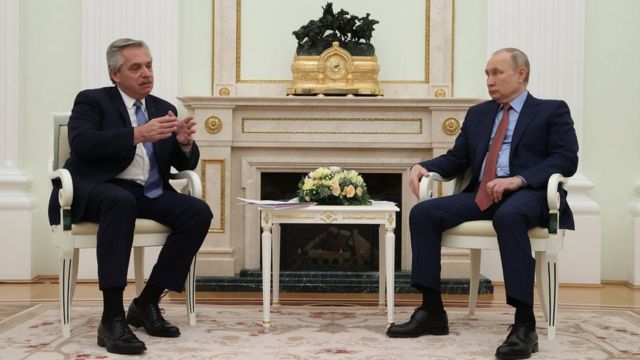 Vladimir Putin e Alberto Fernández sentados frente a frente