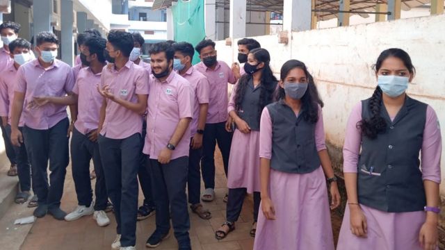 School Girl Hidden Sex - Kerala school uniform: Why some Muslim groups are protesting - BBC News