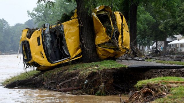 Auto destruido en Alemania tras inundaciones