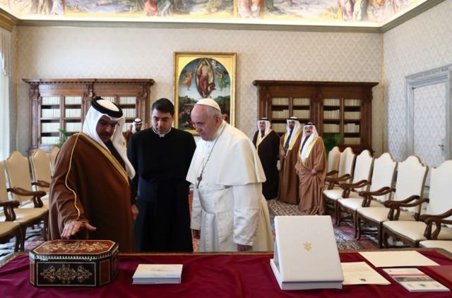 لقاء بين البابا فرنسيس وملك البحرين حمد بن خليفة في فبراير/ شباط 2020 في الفاتيكان