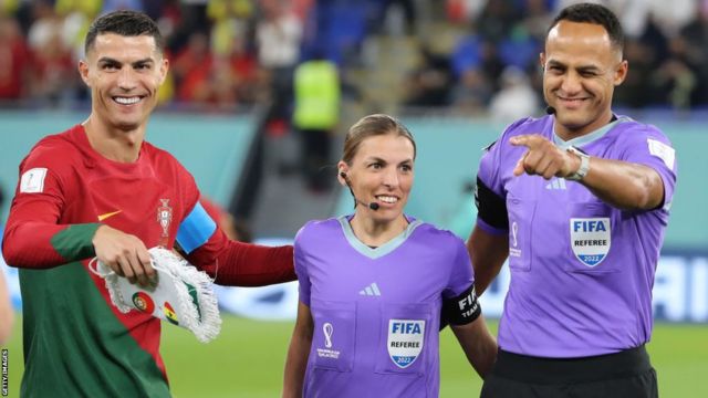 斯蒂芬妮·弗拉帕（中）较早前已成为男足世界杯历史上第一个女性裁判。(photo:BBC)