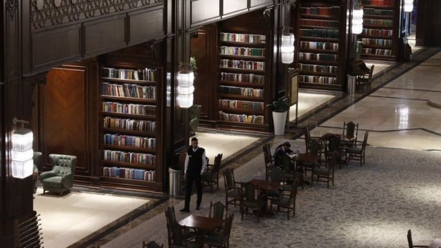 کتابخانه "جندی‌شاپور" بخشی از مجتمع نیمه‌کاره "ایران مال" است که مدیران این مرکز خرید به آن لقب کتابخانه لوکس داده‌اند
