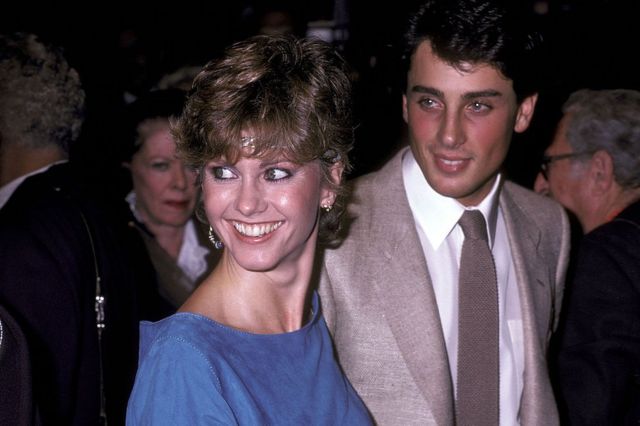 Olivia Newton-John y su entonces pareja Matt Lattanzi acuden juntos al estreno de "Ricos y famosos" el 6 de octubre de 1981 en Nueva York, Estados Unidos.