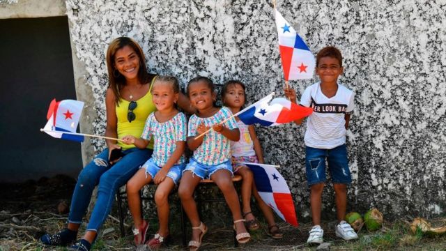 Niños con banderas de Panama.