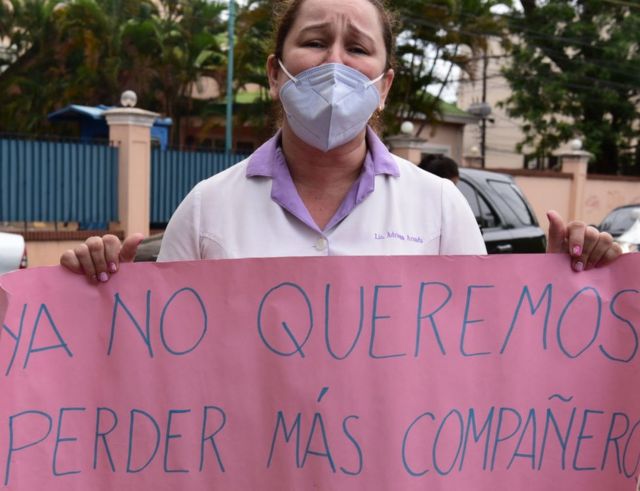 Una mujer con un cartel que dice: