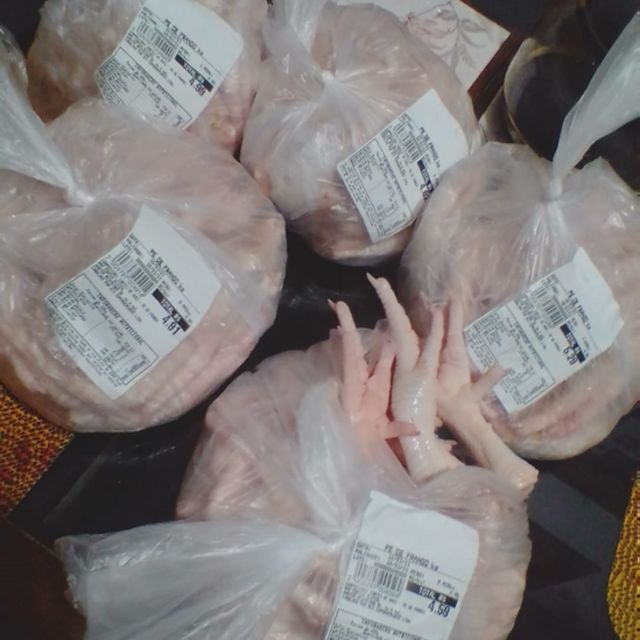 Pés de galinha comprados por Fernanda