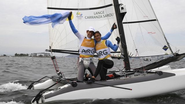Los argentinos Santiago Lange y Cecilia Carranza Saroli celebran tras ganar la carrera de medallas mixtas Nacra 17 en Marina da Gloria durante los Juegos Olímpicos Río 2016.