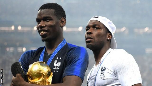 ماتياس بوغبا يحتفل مع شقيقه بول بالفوز بكأس العالم 2018
