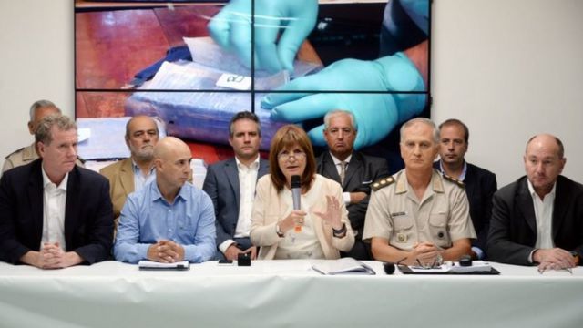 Министр безопасности Аргентины (в центре) рассказывает о результатах годовой операции