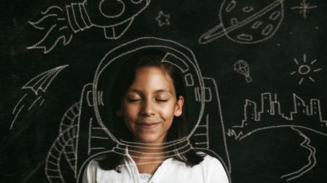 Menina com ilustração de espaço sideral