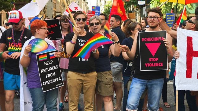 Активисты в Нью-Йорке вышли на прайд с плакатами с требованием прекратить насилие в Чечне, 2017 год
