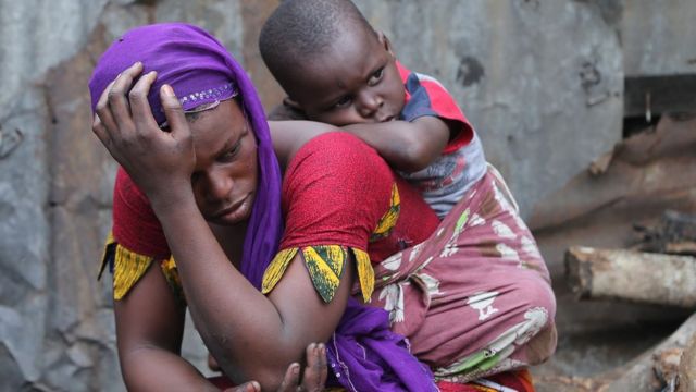 Un enfant sur le dos de sa mère