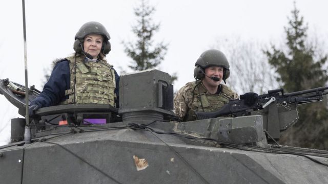 Liz Truss chụp ảnh trên xe tăng khi thăm lính Anh tại Estonia năm ngoái.