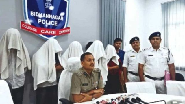 पुलिस की हिरासत में लड़कियां