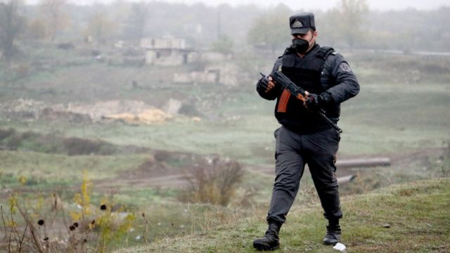 Azərbaycan polisi Gorus-Qafan yolunda avtomobilləri yoxlayır